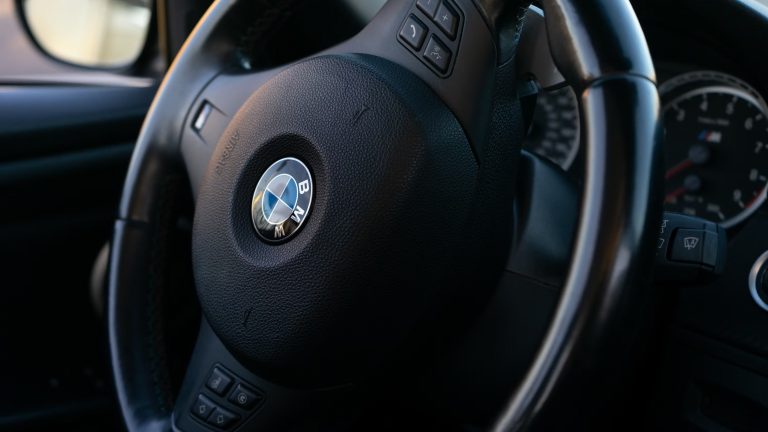 Lorsque vous conduisez votre BMW Série 1, il est essentiel de porter une attention particulière aux voyants qui s’allument sur votre tableau de bord. Les voyants orange, en particulier, indiquent des avertissements importants qui nécessitent votre attention. Cet article explique ce que vous devez faire lorsque vous voyez un voyant orange s'allumer sur votre BMW Série 1. Comprendre les voyants orange sur une BMW Série 1 Les voyants de votre BMW Série 1 sont conçus pour vous alerter de divers problèmes potentiels qui pourraient affecter la performance et la sécurité de votre véhicule. Voici quelques voyants orange courants et leur signification. Types de voyants orange sur une BMW Série 1 Voyant de gestion du moteur (Check Engine) : Indique un problème avec le système de gestion du moteur. Voyant de pression des pneus : Signale une pression insuffisante dans un ou plusieurs pneus. Voyant d'ABS : Indique un problème avec le système de freinage antiblocage. Voyant de l'huile moteur : Signale un niveau d'huile moteur bas ou un problème de pression d'huile. Voyant de contrôle de stabilité (DSC) : Indique une défaillance du système de contrôle de stabilité. Étapes à suivre lorsque le voyant orange s'allume 1. Identifier le voyant La première étape consiste à identifier quel voyant s'est allumé. Consultez le manuel du propriétaire de votre BMW Série 1 pour comprendre la signification de chaque voyant. Chaque symbole représente un problème ou une condition spécifique. 2. Évaluer l'urgence Certaines alertes orange nécessitent une attention immédiate tandis que d'autres peuvent être traitées plus tard. Par exemple, un voyant de pression des pneus peut simplement nécessiter un ajustement de la pression, tandis qu'un voyant de gestion du moteur pourrait indiquer un problème plus sérieux nécessitant une inspection professionnelle. 3. Effectuer des vérifications de base Pour certains voyants, vous pouvez effectuer des vérifications de base vous-même : Pression des pneus : Utilisez un manomètre pour vérifier la pression des pneus et ajustez-la si nécessaire. Niveau d'huile : Vérifiez le niveau d'huile moteur à l'aide de la jauge et ajoutez de l'huile si nécessaire. Liquide de refroidissement : Assurez-vous que le niveau de liquide de refroidissement est adéquat. 4. Consulter un professionnel Si vous n'êtes pas sûr de la cause du problème ou si le voyant ne s'éteint pas après avoir effectué des vérifications de base, il est conseillé de consulter un mécanicien professionnel. Les garages BMW disposent d'équipements de diagnostic spécialisés pour identifier et résoudre les problèmes plus complexes. 5. Ne pas ignorer les voyants Il est crucial de ne pas ignorer un voyant orange. Même si votre BMW semble fonctionner normalement, le problème sous-jacent peut s'aggraver avec le temps et entraîner des réparations plus coûteuses. De plus, ignorer un voyant peut compromettre votre sécurité et celle des autres usagers de la route. Voyants orange spécifiques sur une BMW Série 1 et actions recommandées Voyant de gestion du moteur (Check Engine) Lorsque ce voyant s'allume, cela peut signifier une variété de problèmes allant d'un bouchon de carburant mal serré à des problèmes plus graves tels que des dysfonctionnements du capteur d'oxygène ou du catalyseur. Actions recommandées : Vérifiez si le bouchon de carburant est bien serré. Consultez un mécanicien pour une analyse de diagnostic complète. Voyant de pression des pneus Ce voyant s'allume généralement en raison d'une pression des pneus insuffisante. Actions recommandées : Utilisez un manomètre pour vérifier la pression des pneus. Gonflez les pneus à la pression recommandée. Voyant d'ABS Ce voyant indique un problème avec le système de freinage antiblocage. Actions recommandées : Conduisez prudemment et évitez les freinages brusques. Consultez un mécanicien pour vérifier le système ABS. Voyant de l'huile moteur Ce voyant indique que le niveau d'huile moteur est bas ou qu'il y a un problème de pression d'huile. Actions recommandées : Arrêtez la voiture dès que possible et vérifiez le niveau d'huile. Si le niveau d'huile est correct, consultez un mécanicien. Voyant de contrôle de stabilité (DSC) Ce voyant signale une défaillance du système de contrôle de stabilité, ce qui peut affecter la traction et la stabilité de votre véhicule. Actions recommandées : Conduisez prudemment, surtout dans des conditions de faible adhérence. Consultez un mécanicien pour une vérification du système DSC. Conclusion Les voyants orange sur le tableau de bord de votre BMW Série 1 sont des indicateurs précieux qui vous avertissent de problèmes potentiels. Il est essentiel de les prendre au sérieux et de prendre les mesures appropriées pour garantir la sécurité et la longévité de votre véhicule. En suivant les étapes mentionnées ci-dessus, vous pouvez diagnostiquer et résoudre efficacement les problèmes, évitant ainsi des réparations coûteuses et des situations potentiellement dangereuses. En prêtant attention aux voyants orange de votre BMW Série 1 et en suivant les étapes recommandées, vous pouvez assurer la sécurité et la fiabilité de votre véhicule sur la route.