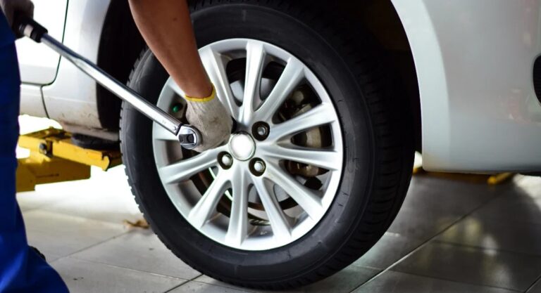 couple-serrage-roue-voiture