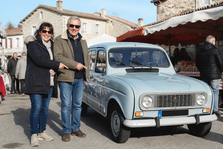 Un couple français discute devant une Renault 4L, soulignant les différences administratives et pratiques entre une voiture ancienne et un véhicule de collection.