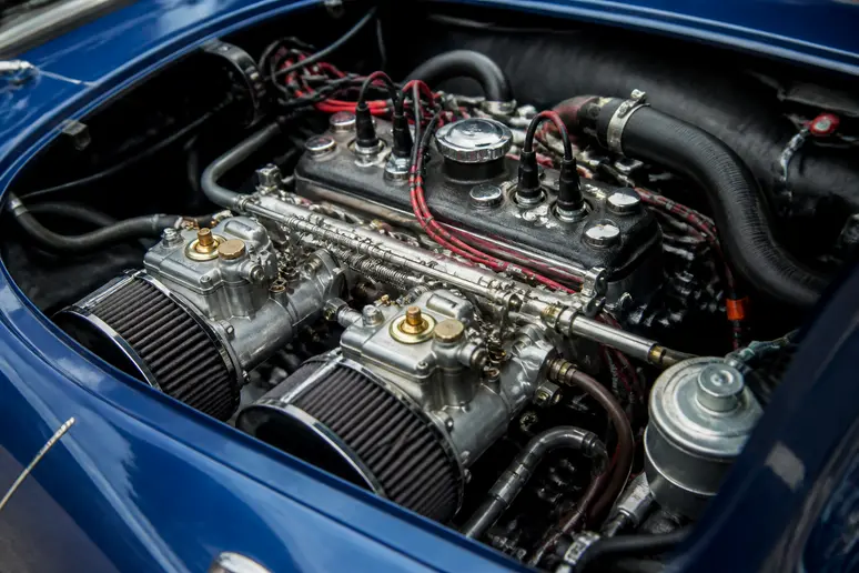 Moteur Cléon-Alu avec ses carburateurs double corps sous le capot arrière d'une alpine a110 collection