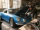 Un mécanicien inspecte le compartiment moteur d'une alpine a110 collection dans un atelier lumineux.