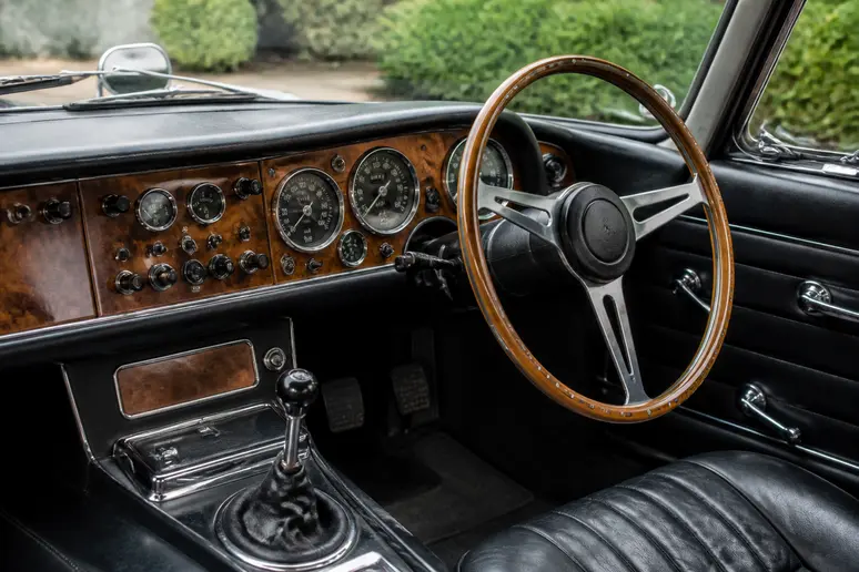 Habitacle avec conduite à droite d'une aston martin vintage prête pour l'importation