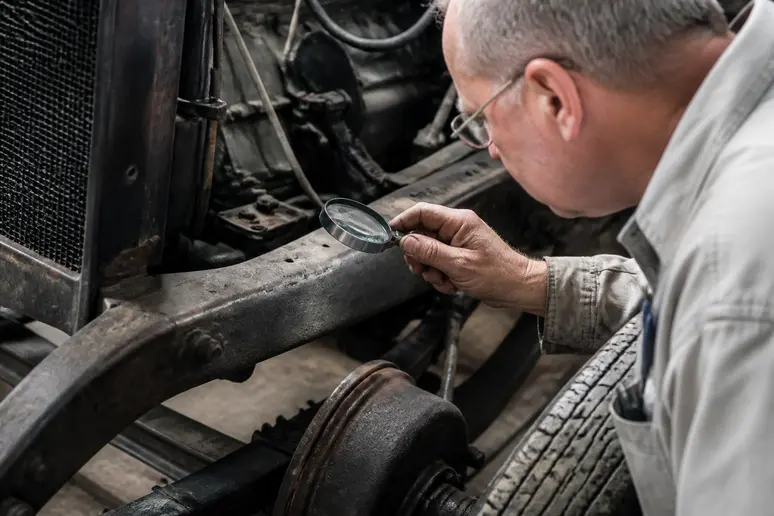 Examen minutieux des numéros de série gravés sur le châssis d une Bugatti ancienne.