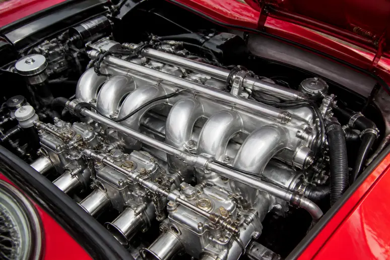 Compartiment moteur d'une Caterham d'occasion montrant la mécanique et les composants