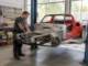 un mecanicien inspecte le chassis en aluminium d'une lotus elise dans un atelier