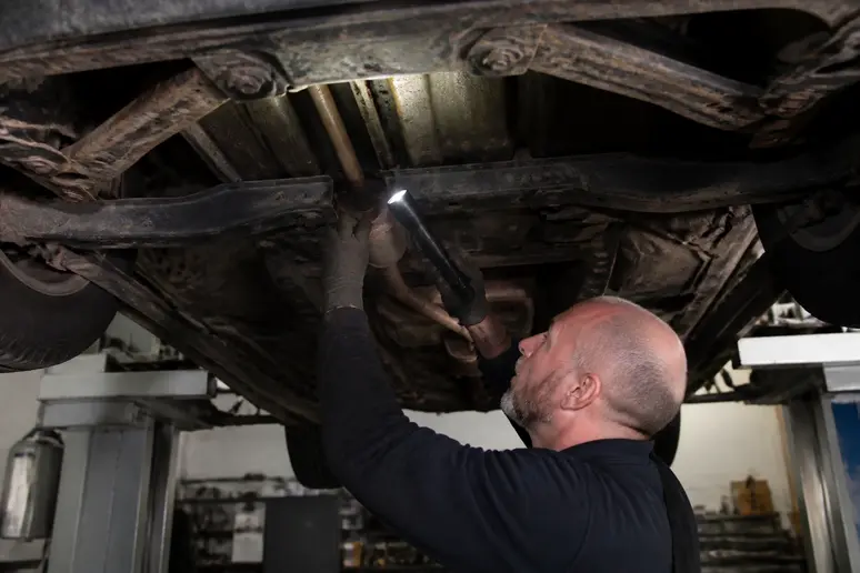 Inspection du châssis d'une Matra Rancho sur un pont élévateur