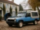 Un exemplaire de matra rancho garé devant une maison de campagne avec des projecteurs de toit