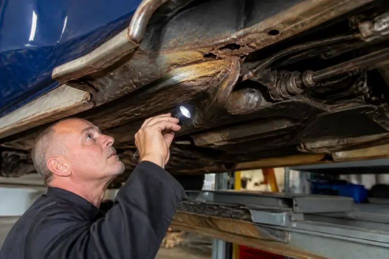 Inspection minutieuse des bas de caisse et de la corrosion sous une mgb gt d'occasion