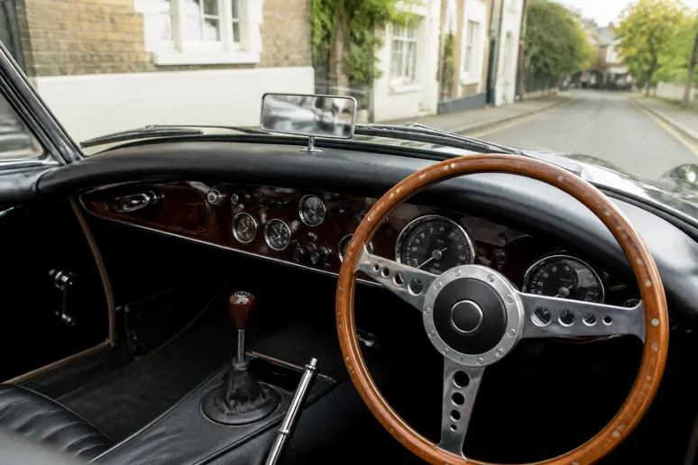 Vue intérieure du tableau de bord et du volant à droite d'une mgb gt d'occasion
