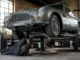 Un mécanicien inspecte le châssis d'une mgb gt occasion dans un atelier de restauration automobile