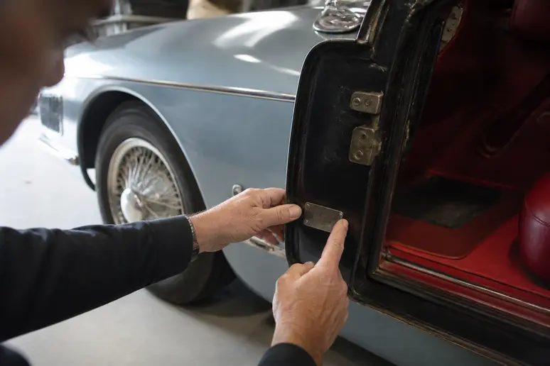 Vérification des numéros de série et des plaques d'identification pour sécuriser l'achat d'une mini moke d'occasion.