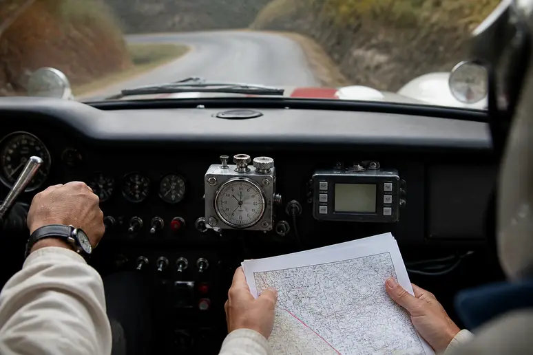 Tableau de bord d'une voiture de collection engagée au monte carlo historique 2026 avec ses instruments de mesure.
