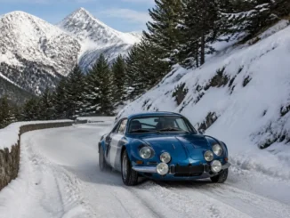 Une voiture ancienne de rallye sur une route de montagne enneigée lors du monte carlo historique 2026