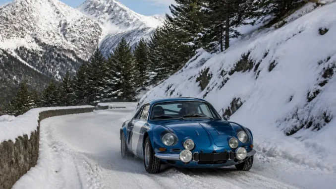 Une voiture ancienne de rallye sur une route de montagne enneigée lors du monte carlo historique 2026