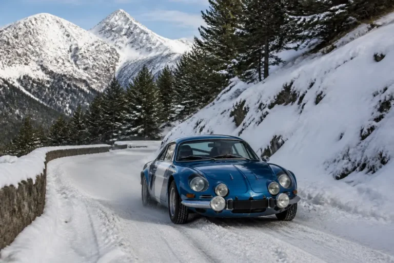 Une voiture ancienne de rallye sur une route de montagne enneigée lors du monte carlo historique 2026