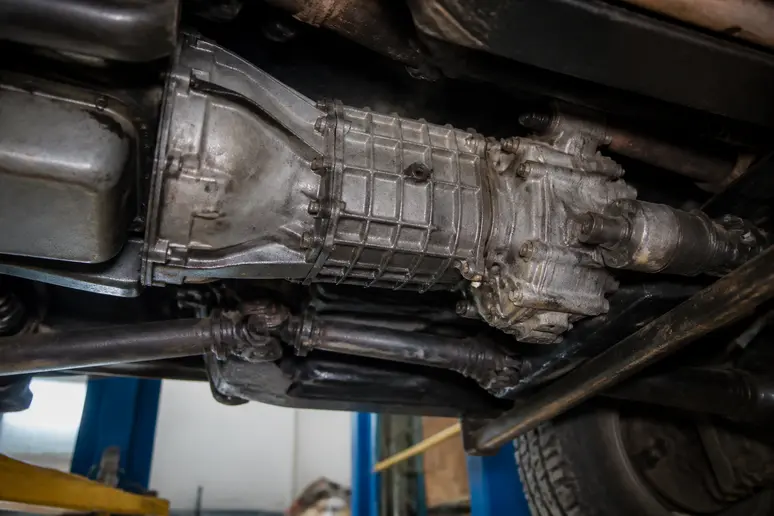 Transmission intégrale et boîte de transfert sous un break 504 dangel 4x4 en atelier