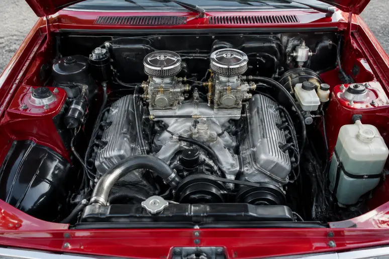 Vue rapprochée du moteur boxer et de ses carburateurs sous le capot d une alfasud sprint