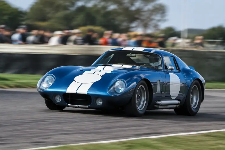 Une réplique moderne de Shelby Cobra Daytona en action sur piste