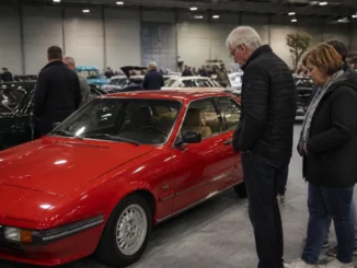 Visiteurs admirant des voitures anciennes lors de l'événement historic auto au parc des expositions