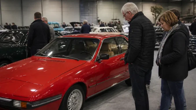 Visiteurs admirant des voitures anciennes lors de l'événement historic auto au parc des expositions