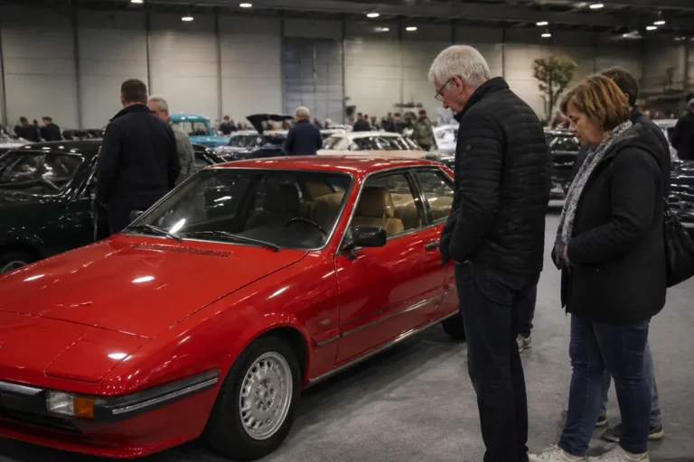 Visiteurs admirant des voitures anciennes lors de l'événement historic auto au parc des expositions