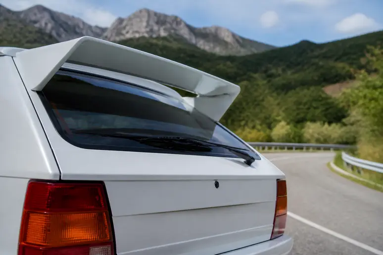 Lancia Delta Integrale Evo 2 White Pearl garée sur une route de campagne