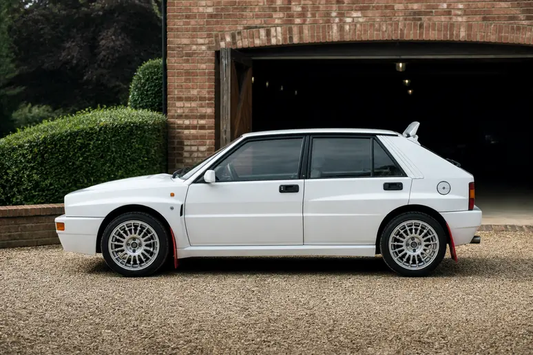 Lancia Delta Integrale Evo 2 collection en bel état stationnée près d'un garage