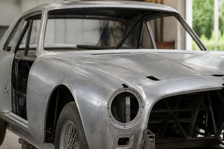 Détail de la structure tubulaire et des panneaux en aluminium d'une lancia flaminia en restauration