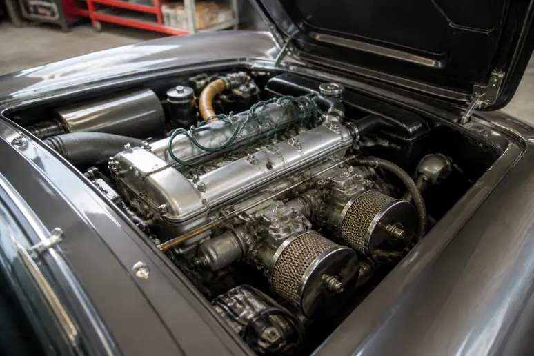 Vue rapprochée du moteur V6 sous le capot d'une lancia flaminia de collection bien entretenue