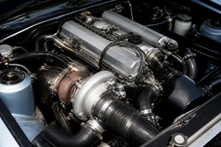 Compartiment moteur d'une r21 2l turbo avec son turbocompresseur d'origine