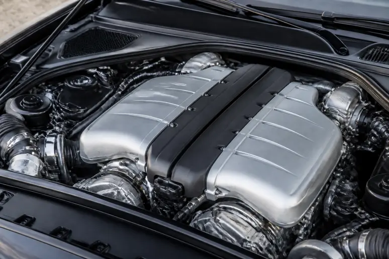 Moteur V12 bi-turbo sous le capot d'une berline Rolls-Royce Phantom