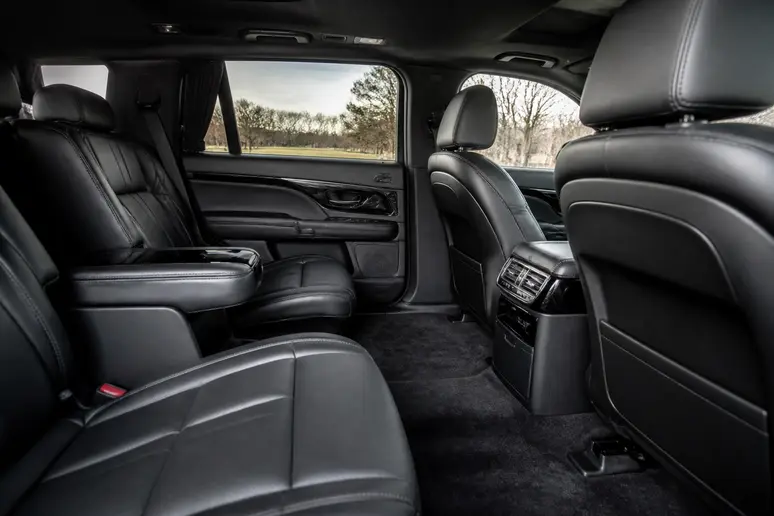 Habitacle arrière spacieux d'une Rolls-Royce Phantom à empattement long