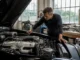 Un mecanicien inspecte le puissant moteur d une rolls royce phantom dans un atelier de restauration