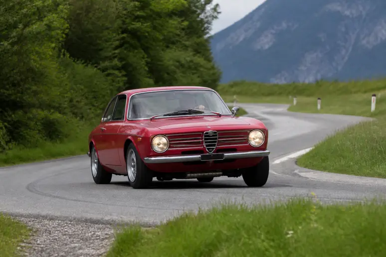 Voiture de collection participant à une épreuve chronométrée sur route fermée