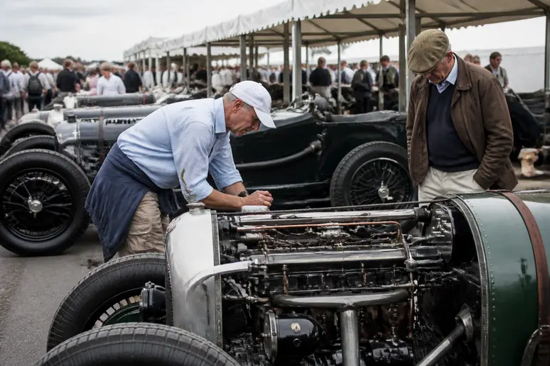 Modèles historiques exposés dans le parc fermé d'une étape du Tour Auto