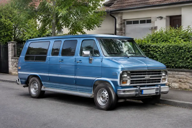 Chevrolet Chevy Van stationné dans une rue résidentielle pour évaluer son état et son prix