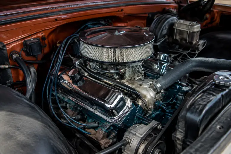 Moteur V8 ouvert sous le capot d'un van américain pour comparer les motorisations