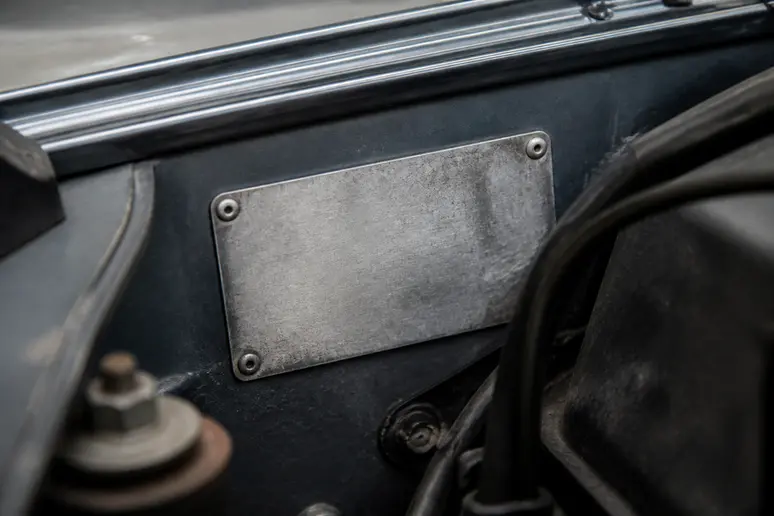 Plaque constructeur métallique fixée sur le châssis d'une Venturi de collection