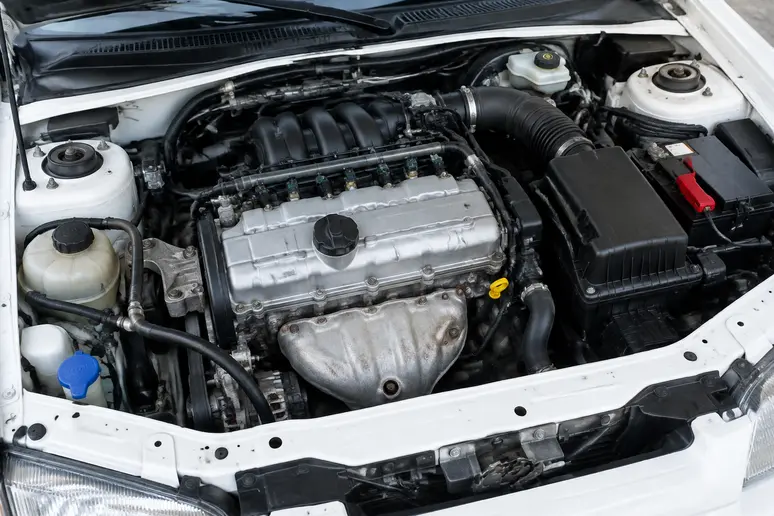 Compartiment moteur d'une Peugeot 106 Rallye phase 2 avec son bloc TU5 d'origine