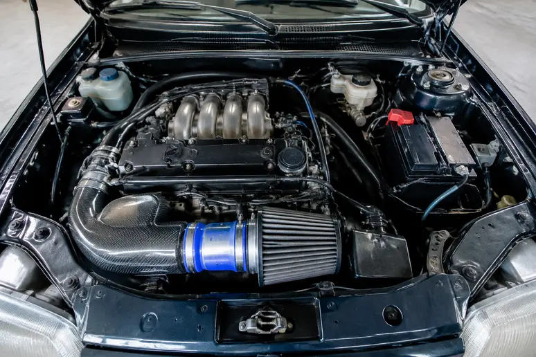 Compartiment moteur préparé d'une Peugeot 205 gti gutmann montrant l'admission spécifique