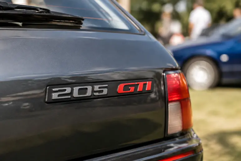 Détail du monogramme arrière sur une Peugeot 205 gti gutmann authentique de collection
