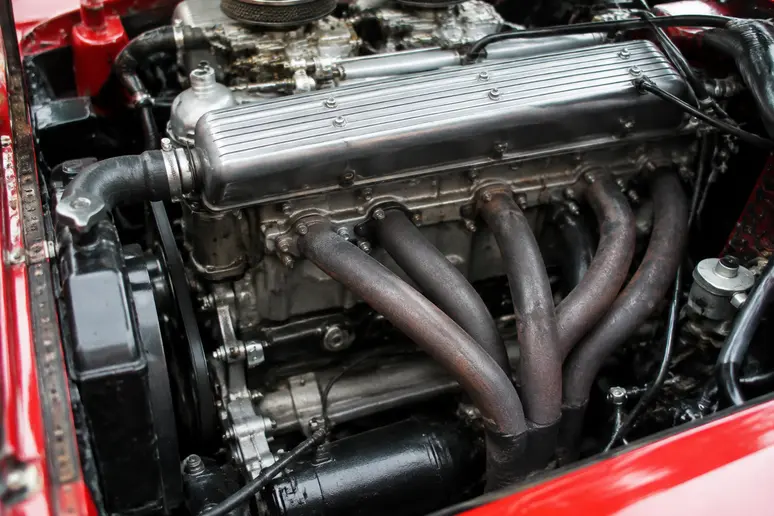 Collecteur d'échappement d'une Peugeot 309 GTI d'occasion inspecté sous le capot