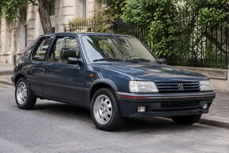 Peugeot 309 GTI garée en extérieur sur une route de campagne