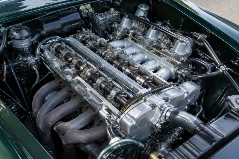 Moteur V8 de 5,3 litres sous le capot d'une Aston Martin V8 Vantage de collection