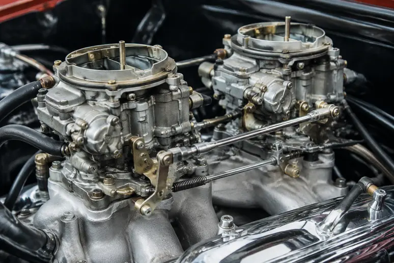 Carburateurs Weber sur le bloc moteur d'une Aston Martin V8 Vantage ancienne