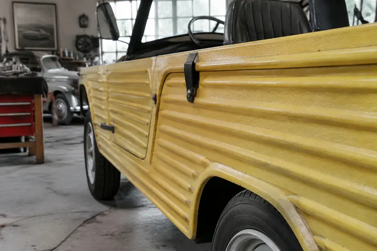 Panneau de carrosserie mehari en plastique thermoformé dans un atelier de restauration automobile