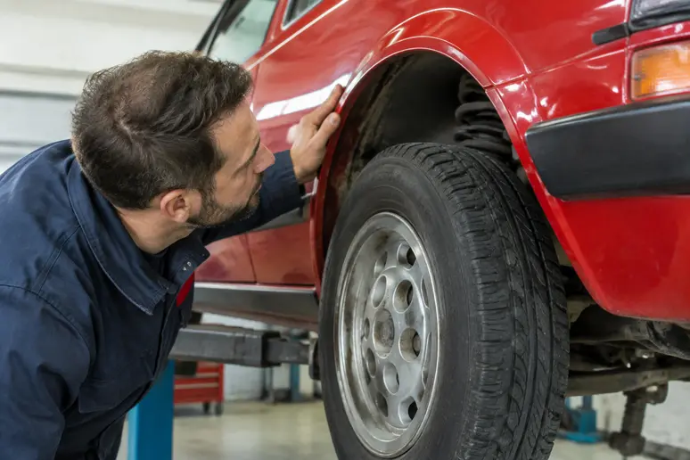 Inspection minutieuse d'un passage de roue pour évaluer la cote 205 gti