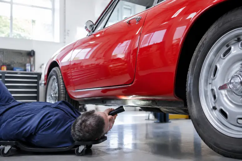Vérification des soubassements et des points de rouille avant d'acheter une 205 gti
