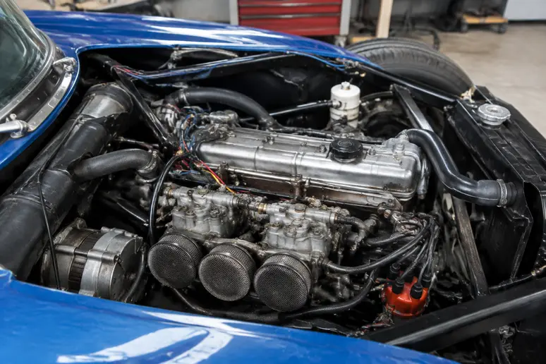 Compartiment moteur ouvert d'une Matra Djet de collection dans un atelier de restauration automobile