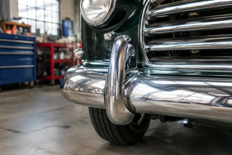Élément de carrosserie et pare-chocs en inox pour restauration de voiture ancienne